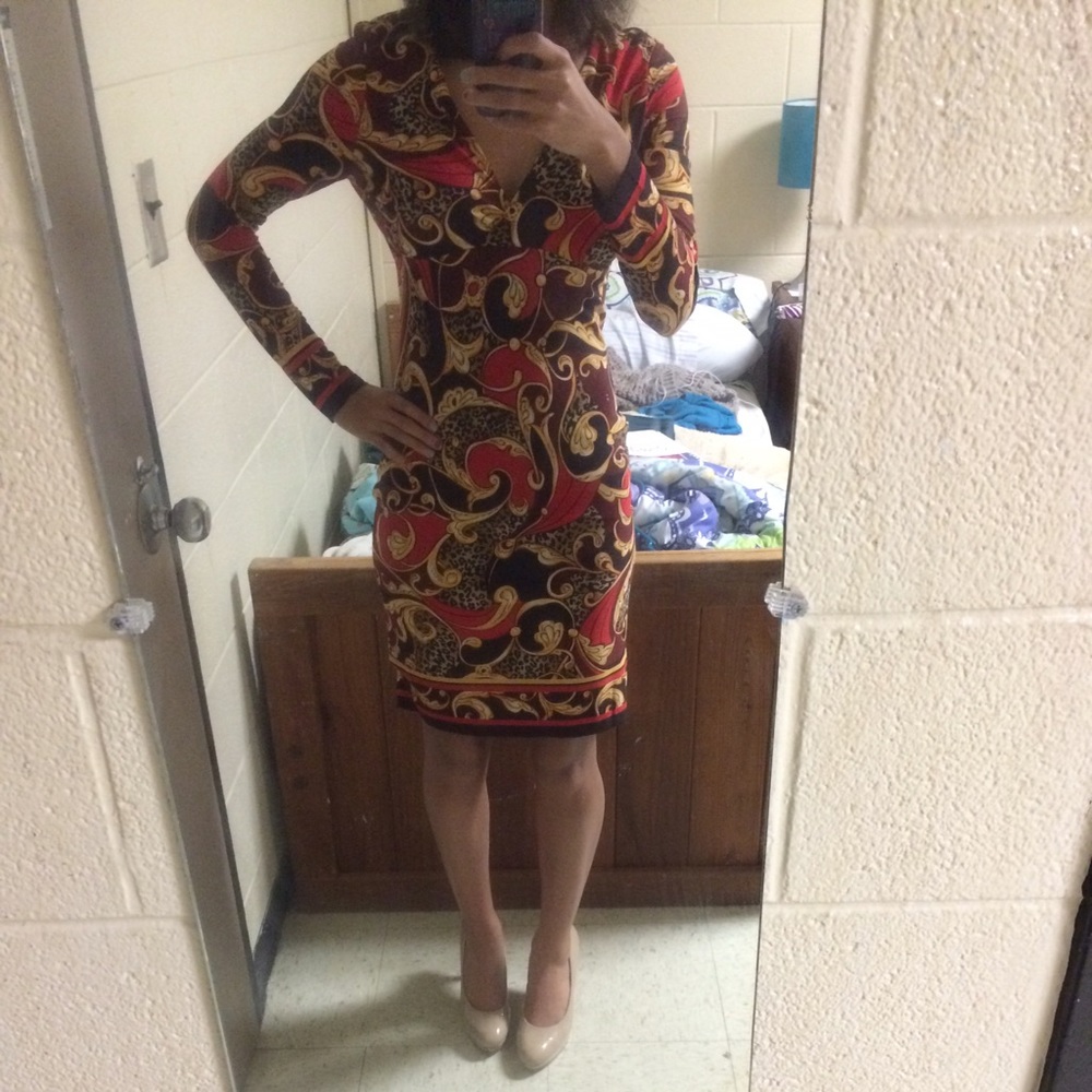 Print caché long sleeved dress.